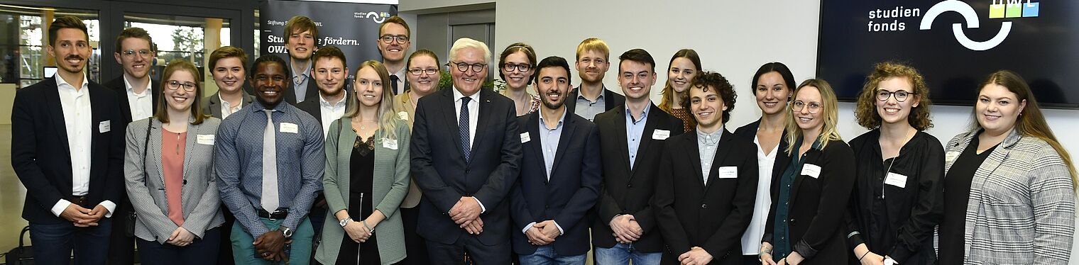 Bundespräsident Frank-Walter Steinmeier mit Stipendiaten